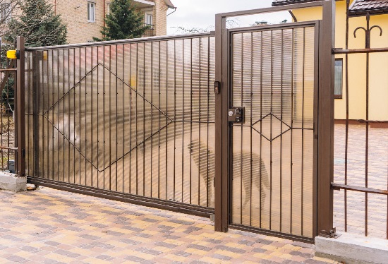 Купить ворота из профлиста с элементами ковки, с металлическими столбами в рамке или под дерево в Шадринске от 158085 руб